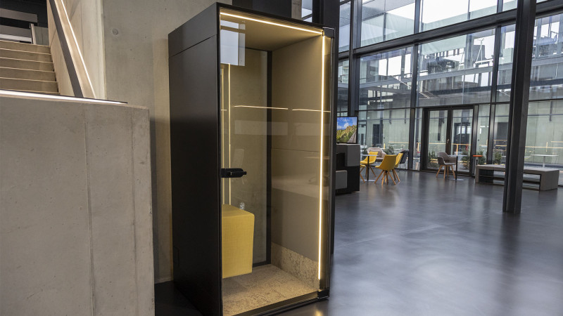 Telefonzelle Phonix® in der Inwerk New Work Ausstellung Biebertal LAB-3