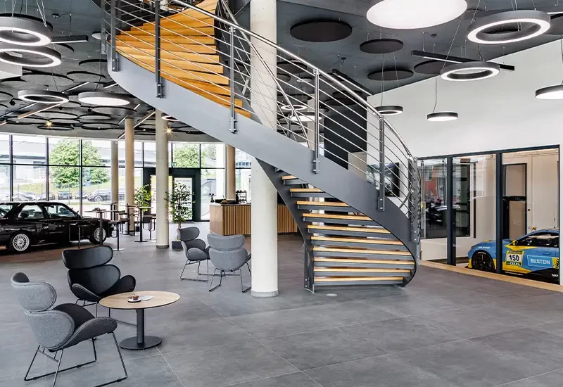 Deckensegel verbessern die Akustik im offenen Raum