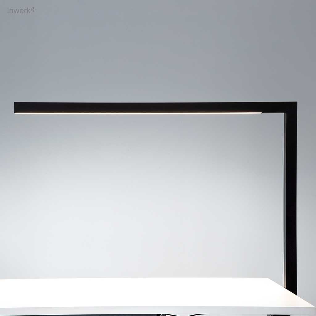 Lineare Arbeitsplatzleuchte Schwarze Arbeitsplatzleuchte mit klaren Formen und einem minimalistischem und zeitlosen Design. Direkte Bestrahlung des Arbeitsplatzes.