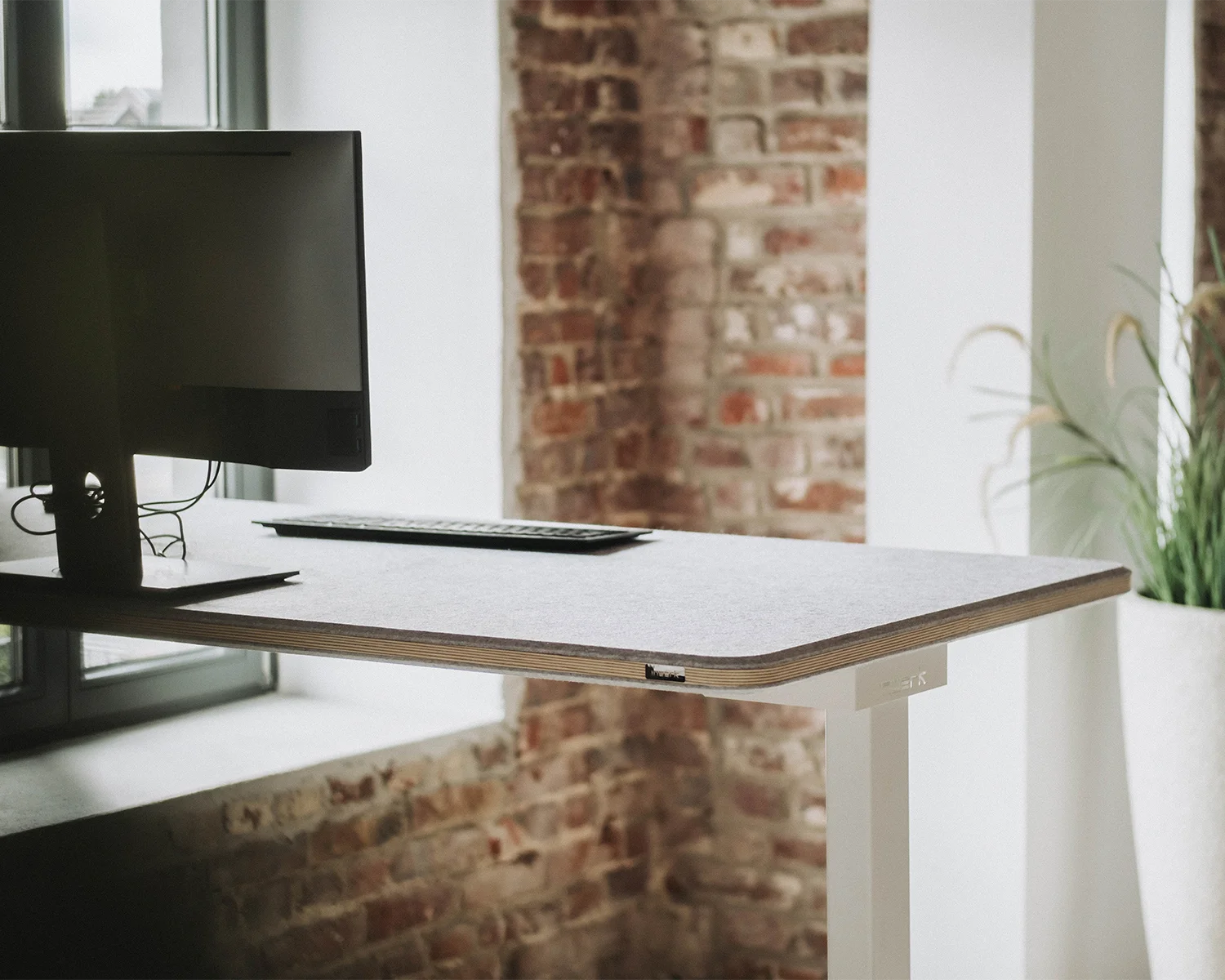 Höhenverstellbarer Schreibtisch Masterlift® 2 weiß mit Akustik-Tischplatte
