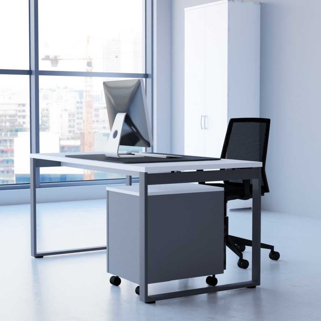 PC Schreibtisch als Arbeitsplatz im Büro. Helle Schreibtischplatte, graue Füße. Unter dem Schreibtisch ein grauer Rollcontainer. Hinter dem Tisch ein PC Sessel. Auf dem Tisch steht ein PC-Monitor.
