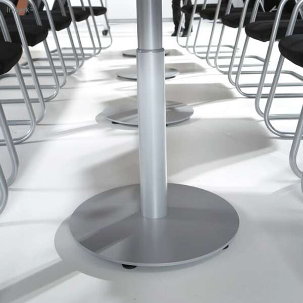 Konferenzanlage Tonnenform mit Tellerfüßen | Inwerk Büromöbel