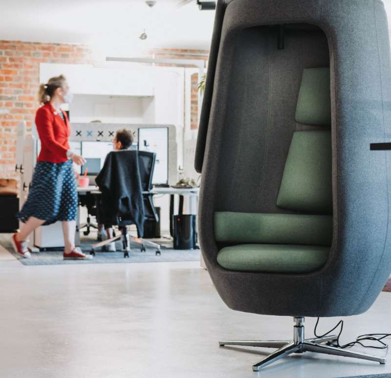 Beispiel Büroplanung mit Highback-Sessel als Rückzugsort