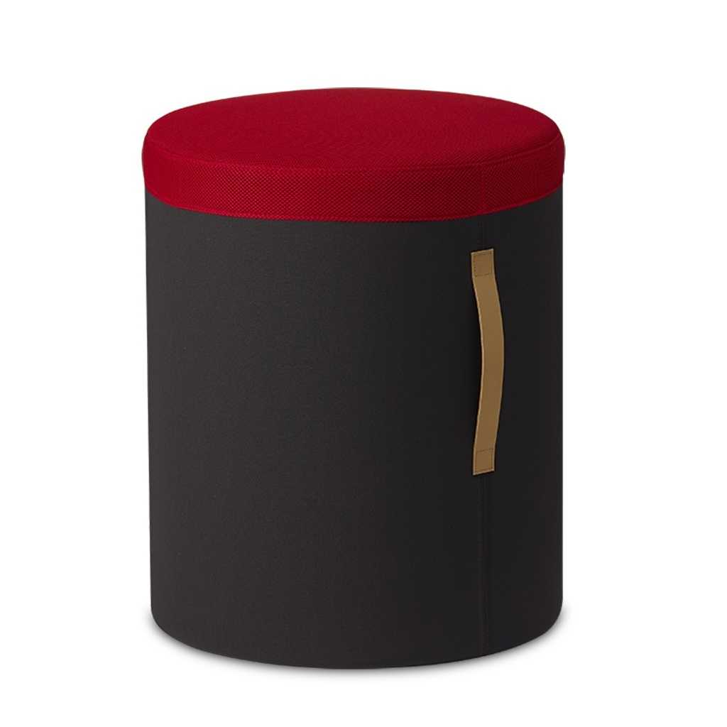 Hocker oder schwarze Sitztonne Schwarze Sitztonne mit dunkelrotem gepolstertem Sitz. Schmaler Ledergriff an der rechten Seite.