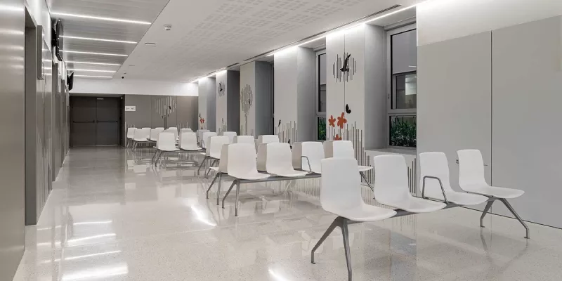 Klinikwarteraum vor Aufzügen mit Wandkunst