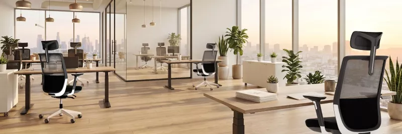 Strategio im Büro mit Skyline-Blick
