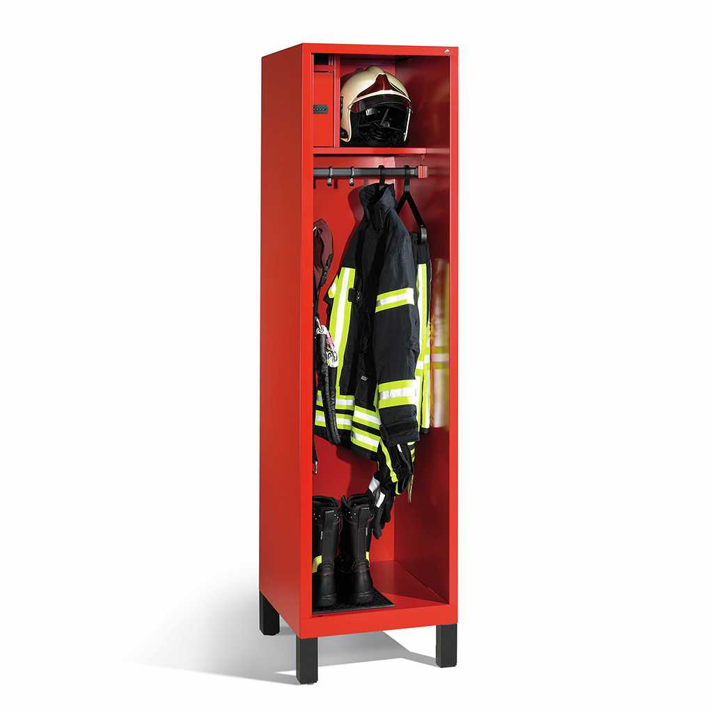Feuerwehrspind Spezieller feuerwehrspind aus rotem Metall, auf schwarzen Füßen. Der Spind ist ohne Tür. Über der Kleiderstange befindet sich ein Fachboden zur Helmablage. Links ein kleines Fach für Wertsachen.