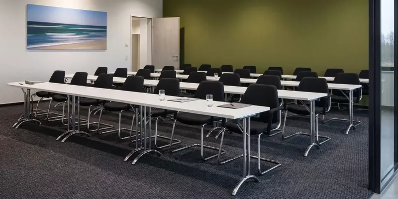Seminarraum im Bildungssektor mit Sitzreihen