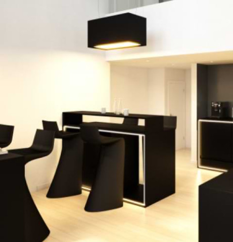 Schwarze Büroküche mit schwarzen Stühlen
