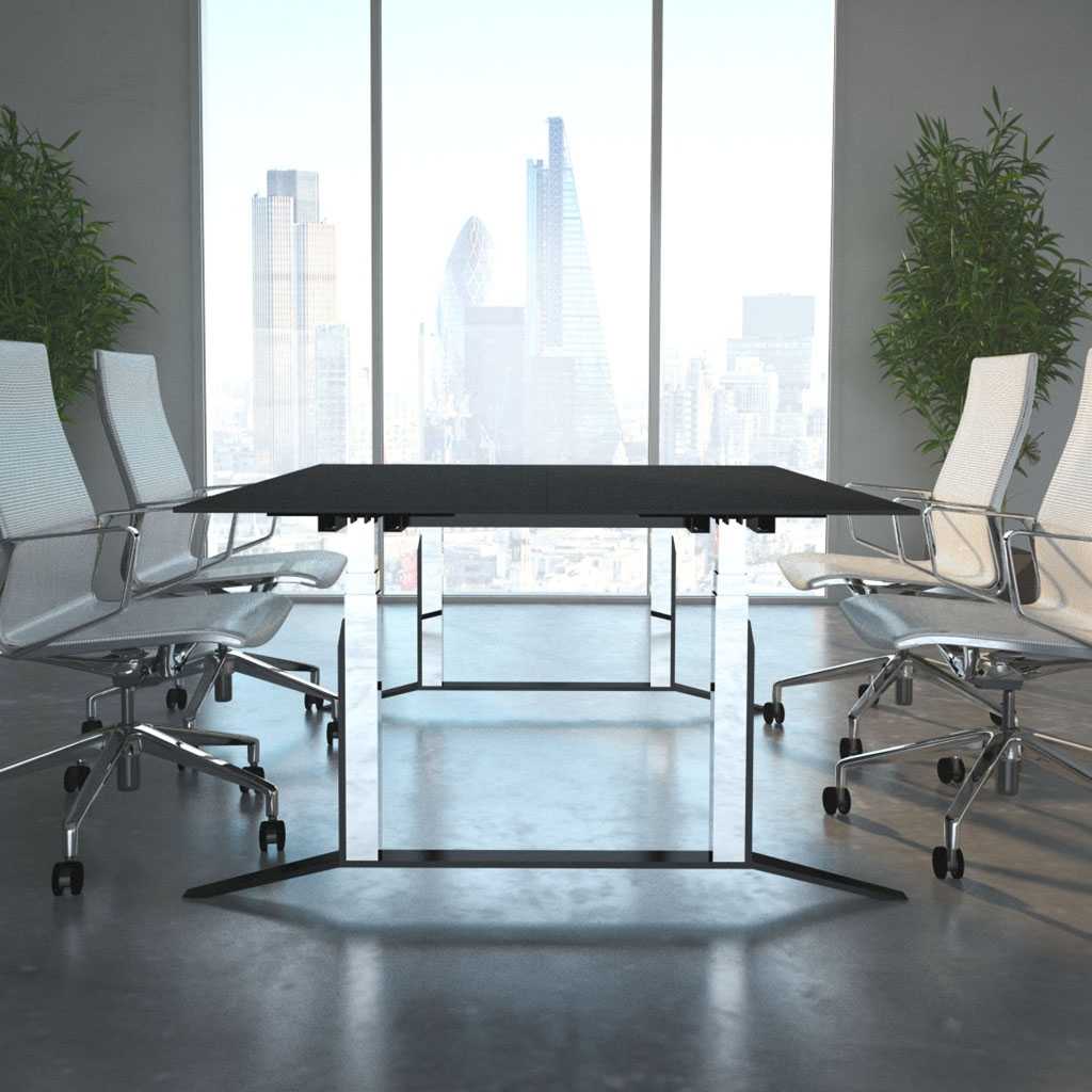 Büro Konfernztisch mit Metallfüßen Konferenztisch in einem Konferenzraum mit dunklem Fußboden. Silbernes Tischgestell mit dunkler Platte. Links und recht jeweils zwei helle Drehstühle mit Rollen. Im Hintergrund ein großse bodentiefes Fenster
