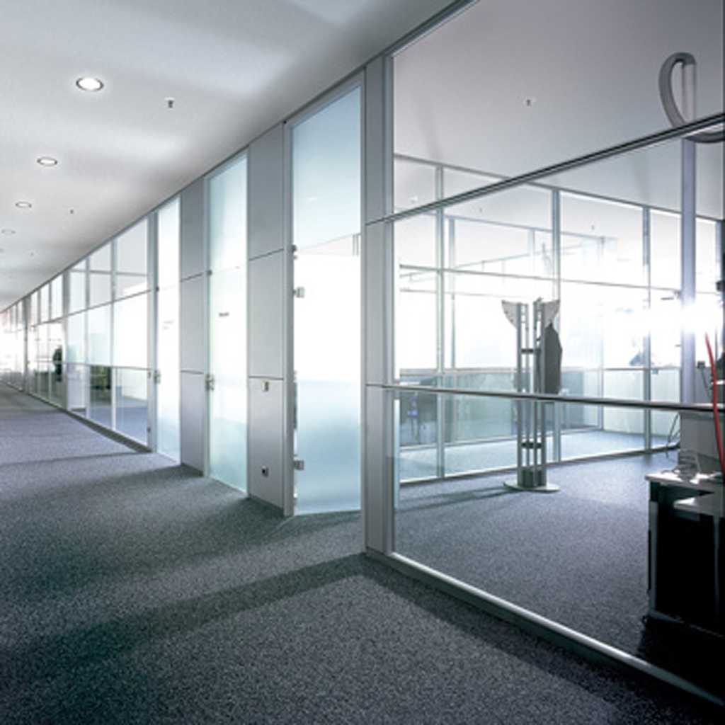 Trennwandanlage aus Glas Trennwand aus Glas in Büroetage