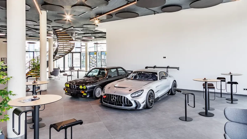 Black Falcon – Empfangsbereich mit Stehtischen und runden Deckensegeln