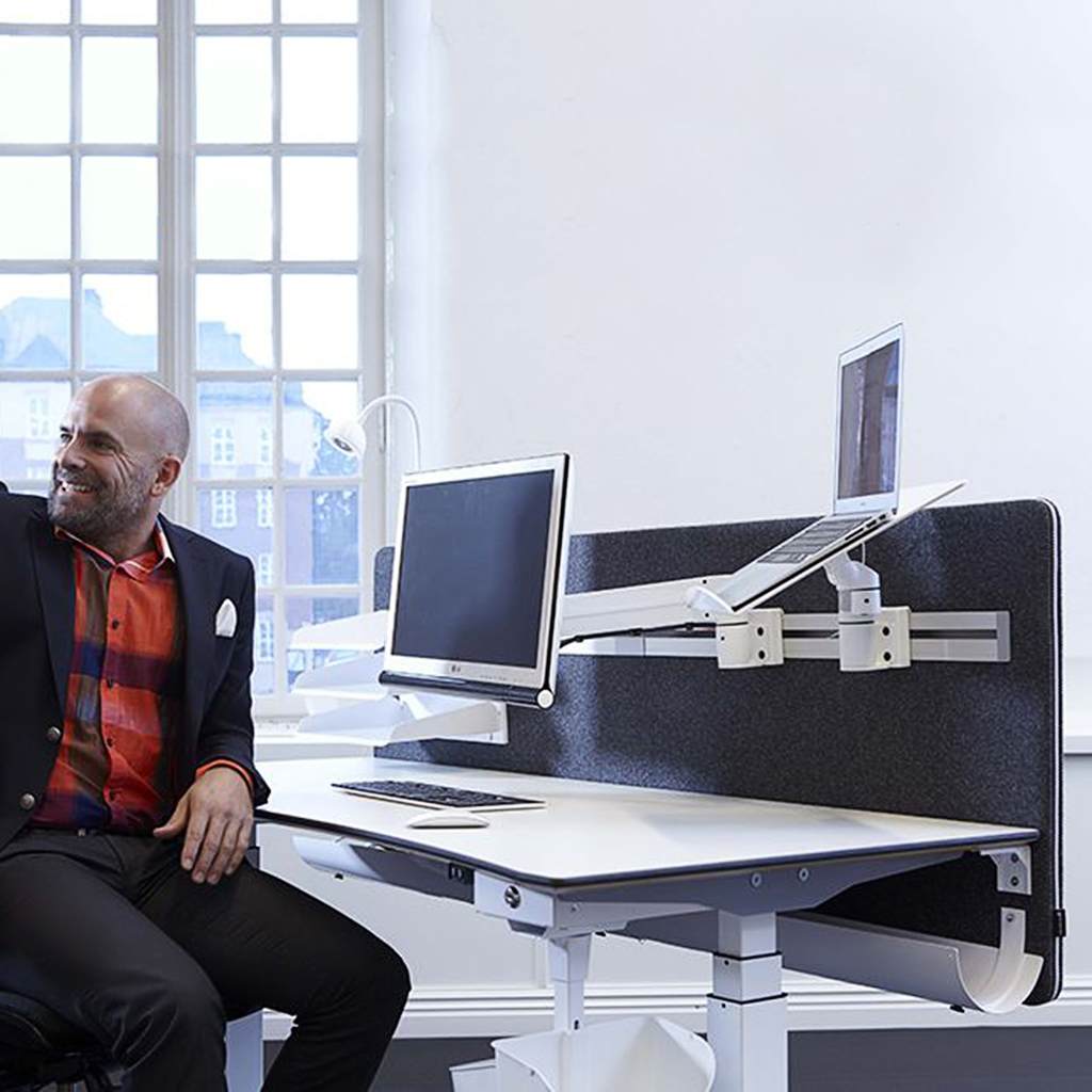 Akustiktrennwand mit Medienhalter Trennwand hinter Büroschreibtisch mit integriertem Halter für Monitor und Laptop