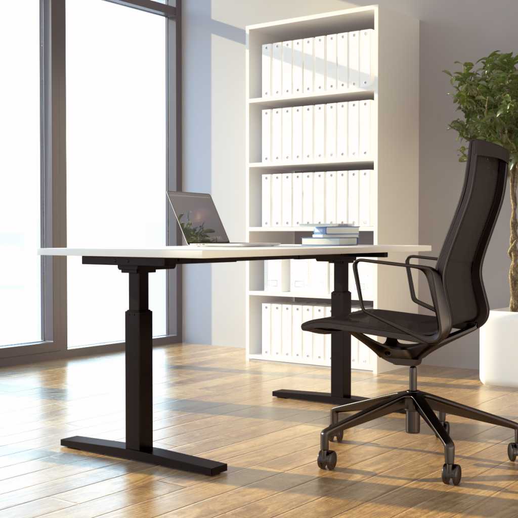 Schreibtisch mit der Möglichkeit stehend oder sitzend zu arbeiten. Rechts im Bild der passende schwarze Bürodrehstuhl. Im Hintergrund ein Aktenregal.
