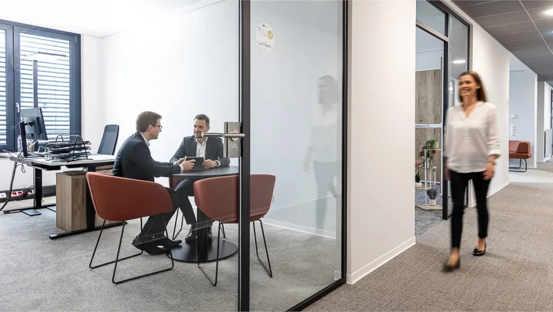AWO Duisburg – Heller Flur und Einblick in Büro mit Beraterplatz AWO Duisburg – Heller Flur und Einblick in Büro mit Beraterplatz