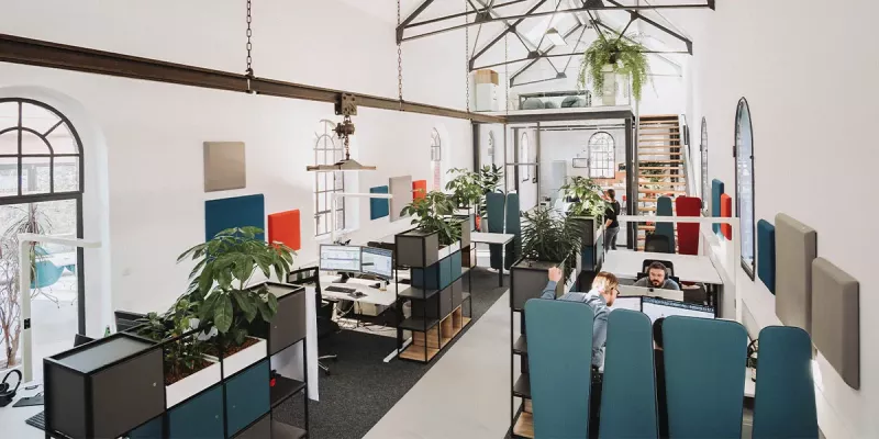Offenes Büro in einer ehgemaligen Lokhalle