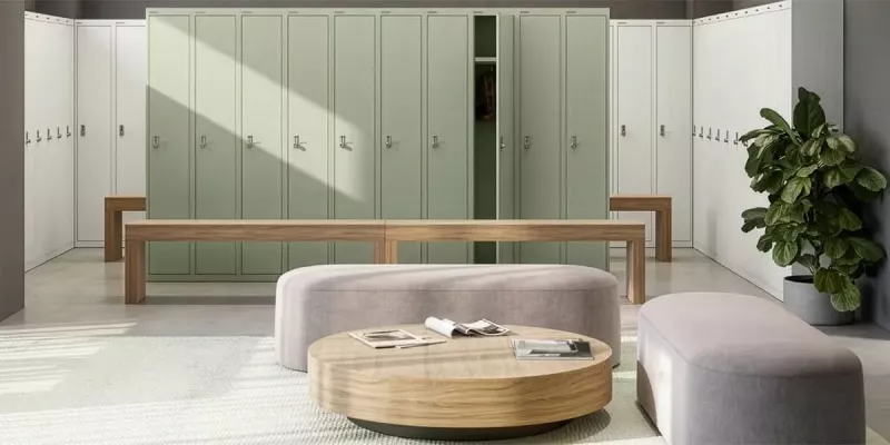 Heller Umkleideraum mit Loungebereich