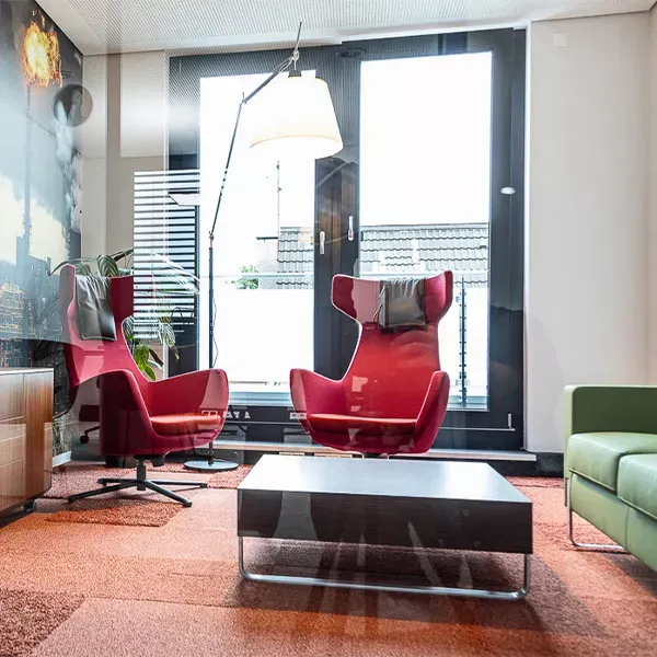 Gemütlicher Loungebereich mit Fototapete, Sofa und Highbacksesseln