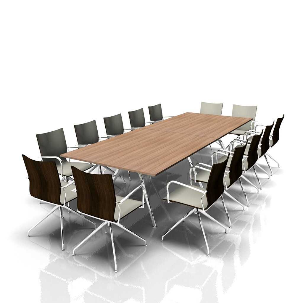 Großer Konferenztisch mit silbernem Gestell und Platte in Eichedekor. Um den Tisch stehen vierzehn schwarze Bürostühle mit silbernem Gestell.