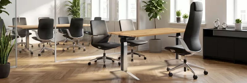Konferenzstuhl Expansio 2 im Besprechungsraum mit Mastelift 5 Flex