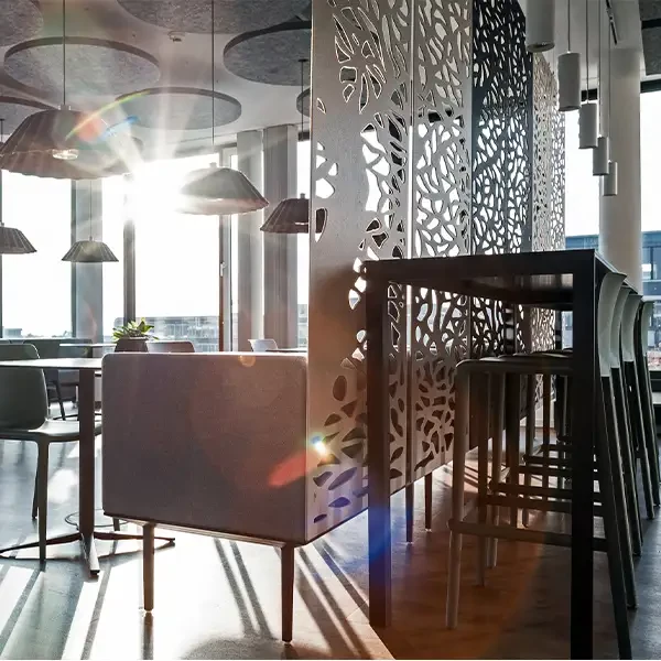 Cafeteria mit Hochtischen und bodentiefen Fenstern