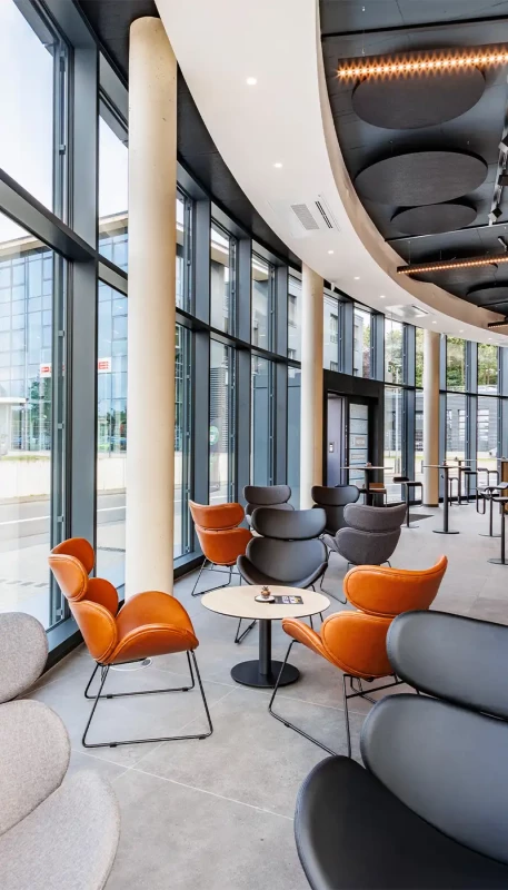 Deckensegel über Lounge- und Barbereich