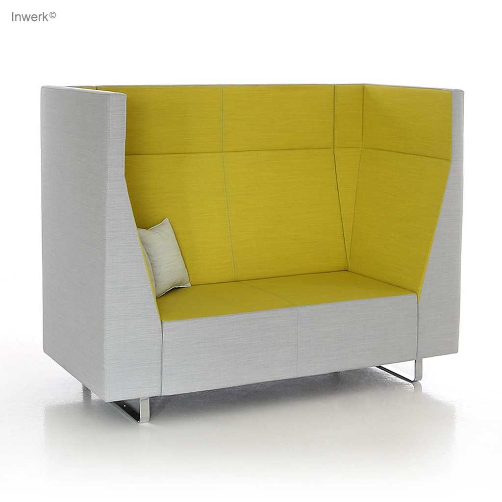 Hochlehner Sofa Highbacksofa zweifarbig. Innen senffarben, außen hellgrau. Auf kurzen grauen Metallbeinen.