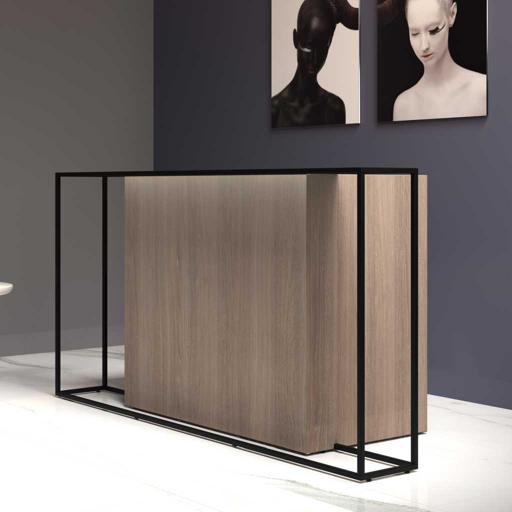 Design Empfangstheke Gerader Empfangstresen aus Holzelement und Metallkonstrukt. Klare und moderne Formen. Im Hintergrund zwei Bilder.