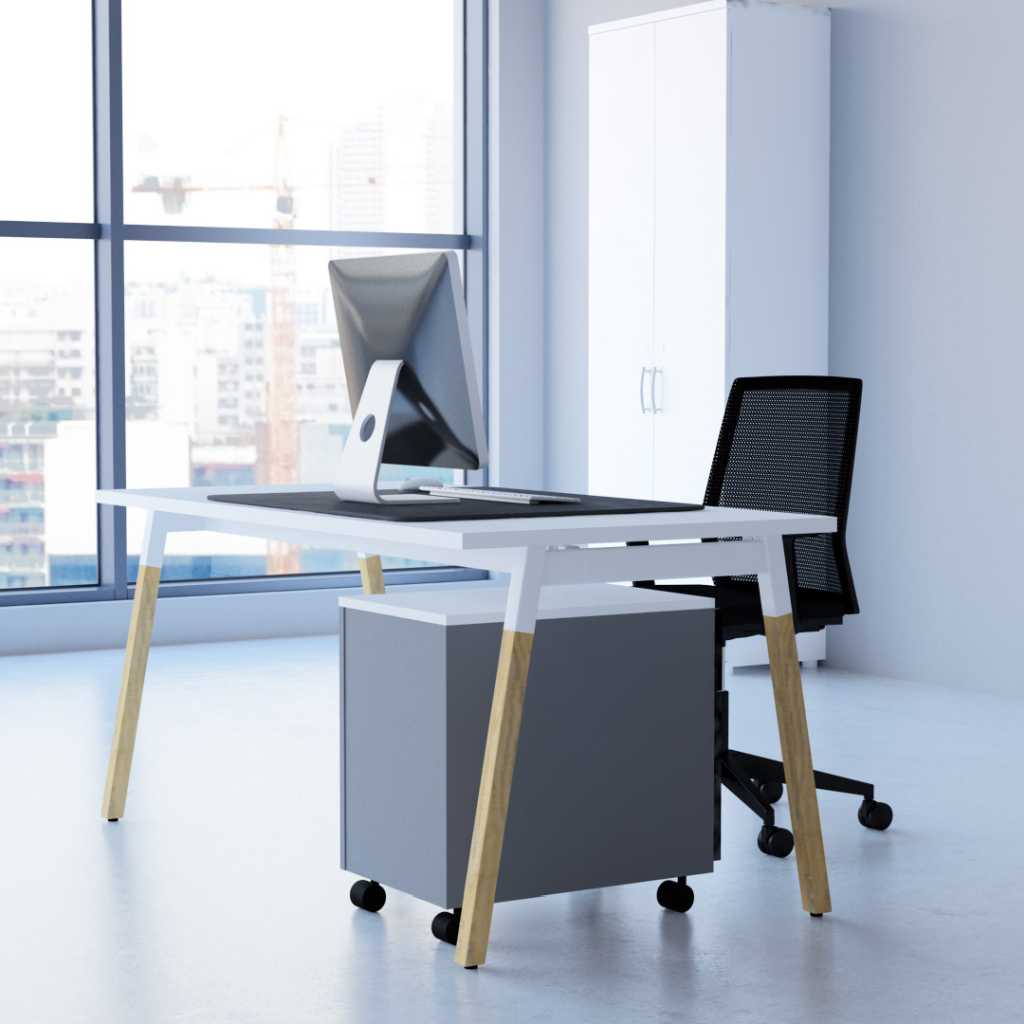 Schreibtisch mit vier Holzbeinen und weißer Tischplatte. Im Hintergrund eine großes bodentiefes Fenster. Auf dem Tisch ein PC. Dahinter steht ein Drehstuhl mit schwarzem Bezug. Unter dem Schreibtisch befindet sich eine grauer Rollcontainer.