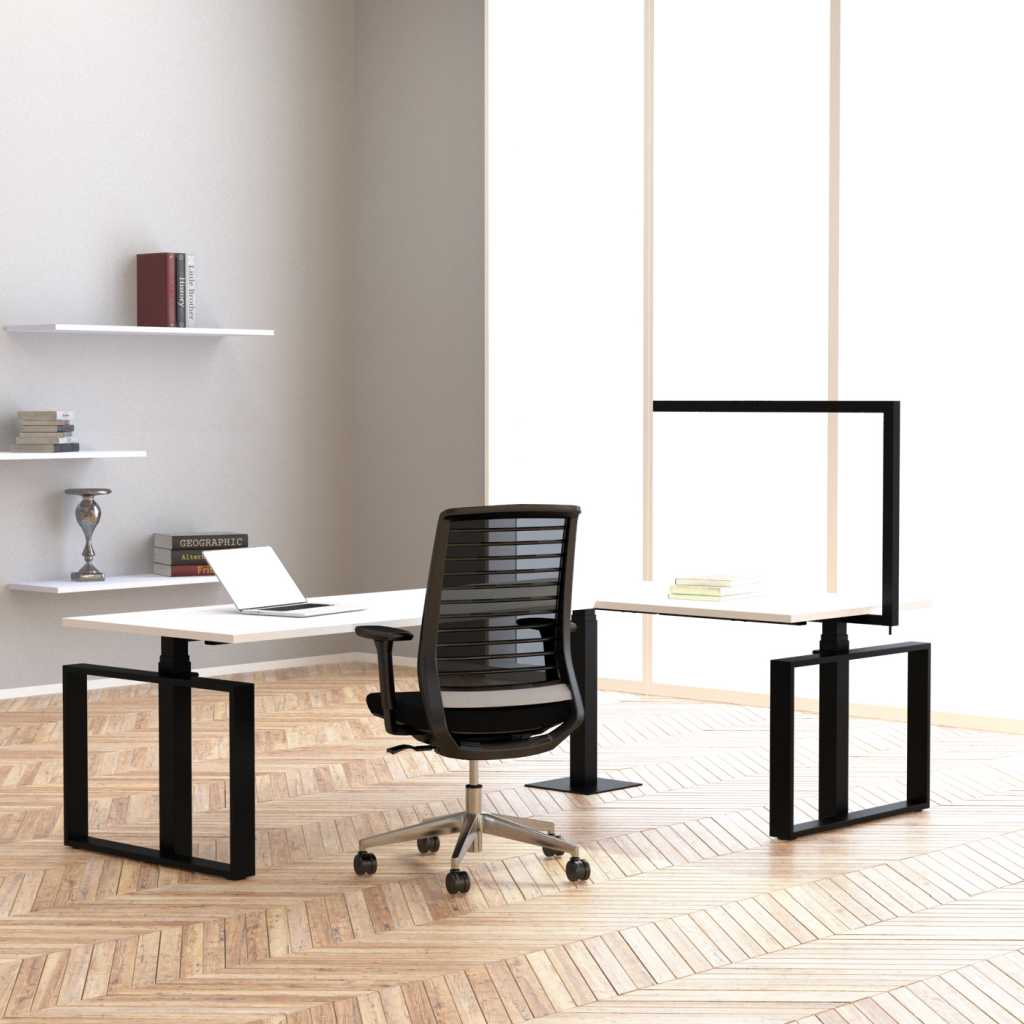 höhenverstellbarer Eckschreibtisch moderner ergonomischer Eckschreibtisch mit schwarzen offenen Wangenfüßen und weißer Schreibtischplatte. An der rechten Sete ist eine schwarze Schreibtischleuchte. Vor dem Tisch steht ein schwarzer Computerstuhl mit Netzrücken. Im Hintergrund links hängen drei weiße Wandregale an einer taupefarbender Wand. Rechts eine helle Fensterfront.