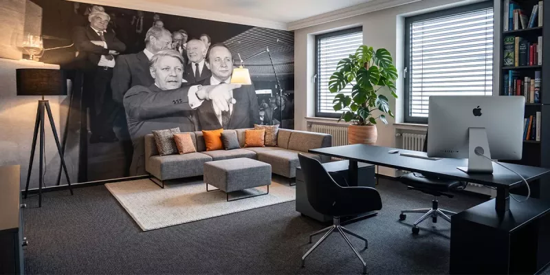 Chefbüro mit Fototapete und Loungebereich