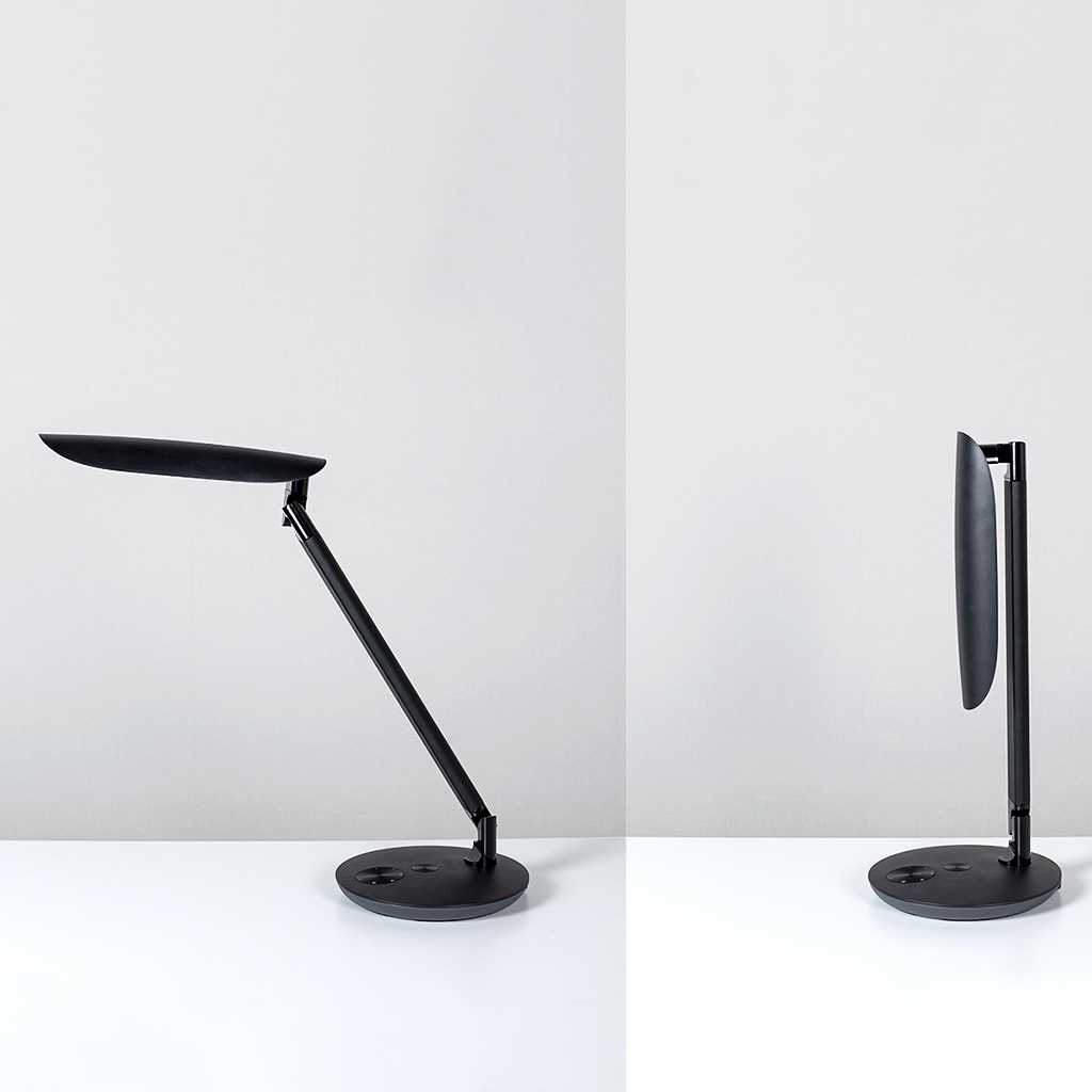 Schwarze Schreibtischlape in minimalistischer, moderner Optik. Einklappbar und platzsparend.
