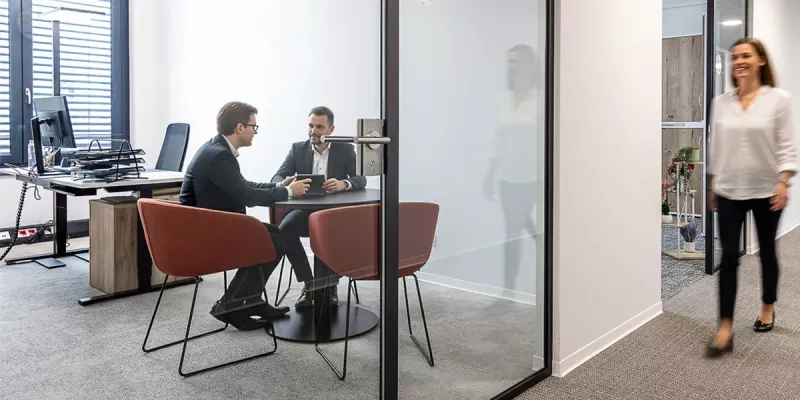 Abgetrenntes Büro mit Meetingtisch
