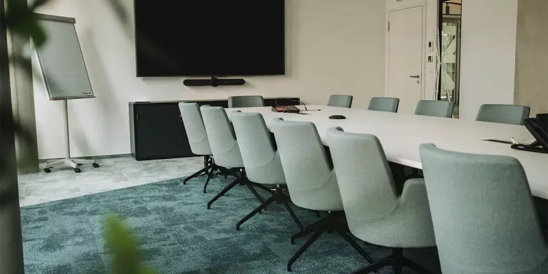 Konferenzraum in gedeckten Farben und mit verbauter Videokonferenztechnik