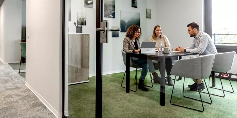 Kleiner Meetingraum mit grünem Teppich für bis zu 4 Personen