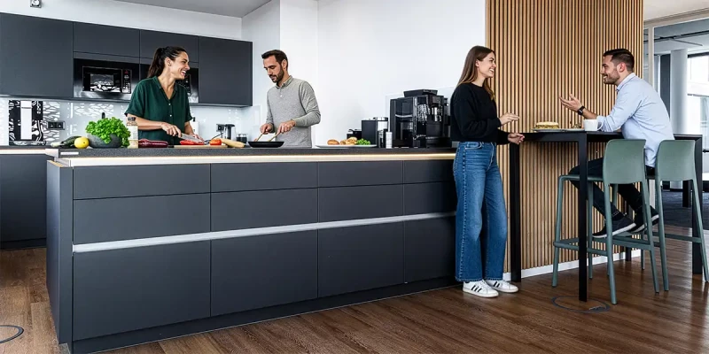 An die Cafeteria angeschlossene, moderne Büroküche in anthrazit