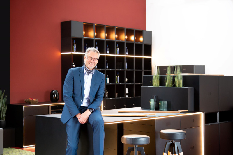 media/image/Inwerk-Grunder-Jens-Hohenbild-vor-Burokuche-Masterbox.jpg