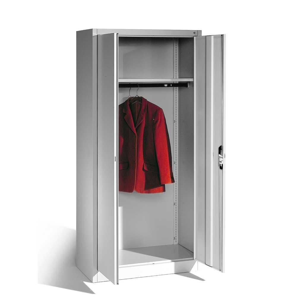 Garderobenschrank im Büro mit zwei Türen. Innen eine Kleiderstange mit einem roten Kleidungsstück. Oben ein Ablagefach.