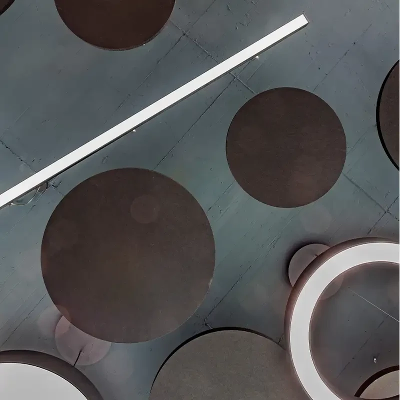 Runde Deckensegel implementiert ohne die Beleuchtung zu beeinträchtigen