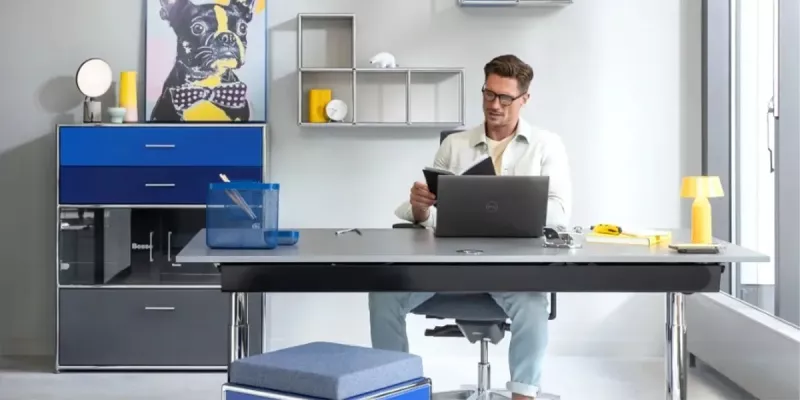 Arbeitsplatz mit hochwertigem Bosse Schreibtisch und Stauraum