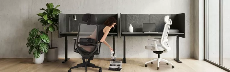 Drehstuhl Dynamio 3D in schwarz und weiß am höhenverstellbaren Schreibtisch mit Akustikumhausung