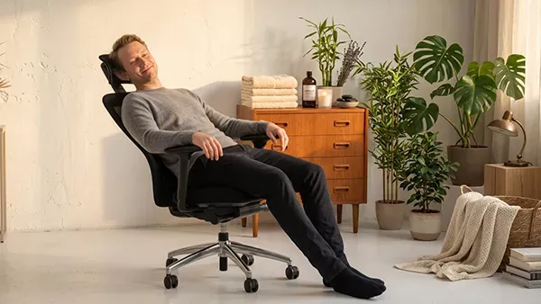 Mann sitzt entspannt auf dem MasterChair Premium 