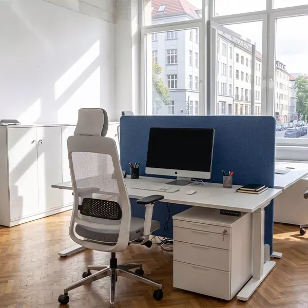 Arbeitsplätze vor großer Fensterfront in der Stadt