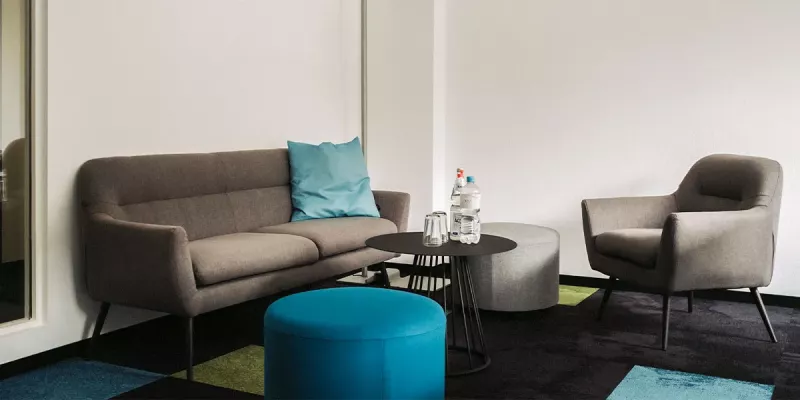 Loungebereich in Corporate Design-Farben