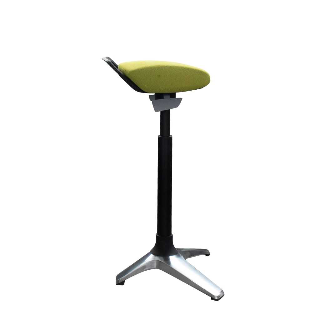 Stehstuhl mit Dreifuß Stehstuhl mit festem Stand. Dreibeiniger Fuß aus silbernem Metall. Grüner Sitz auf einem schwarzem Rohr.