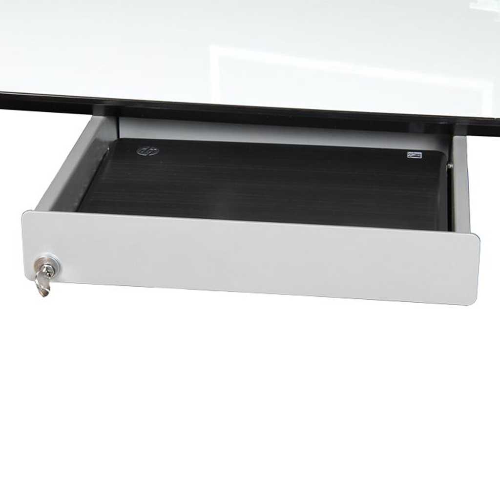 Schubfach für die Befestigung unter der Tischplatte. Für Laptop oder andere WErtgegenstände. Schlichtes Design in grau. Mit Schlüssel. Unter einer weißen Tischplatte angebracht.