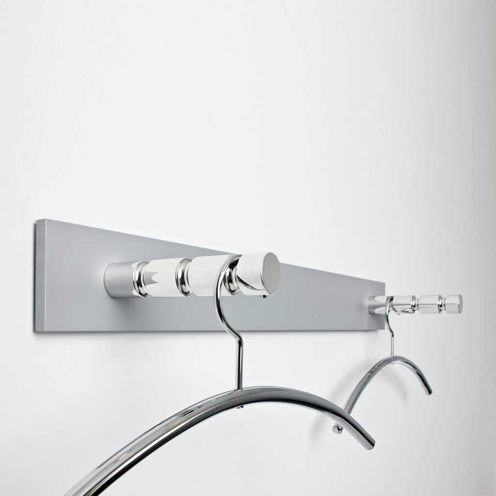 schlichte Wandgarderobe Schlichte und platzsparende Garderobe für die Wand. Chromelemente und Kleiderbügel.