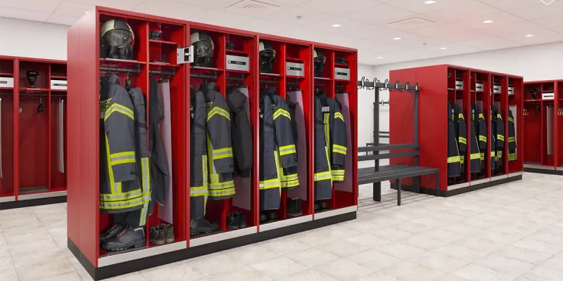 Offene rote Spinde mit Feuerwehrequipment