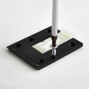 Schraubbefestigung-Schreibtisch-Steckdose-Focus-01.jpg