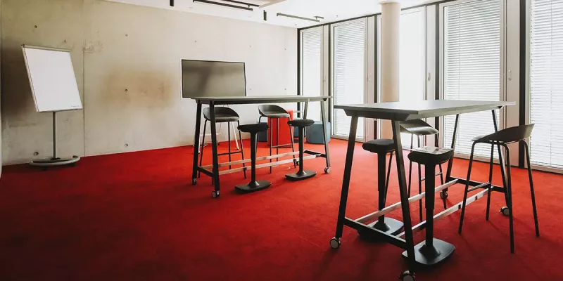 Agiler Seminar- und Meetingraum mit Stehtischen, Barhockern und Stehhilfen